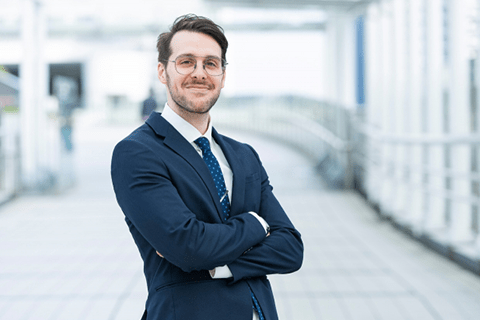 在留資格認定、変更・更新・永住許可申請代行及び帰化許可申請をサポートいたします。